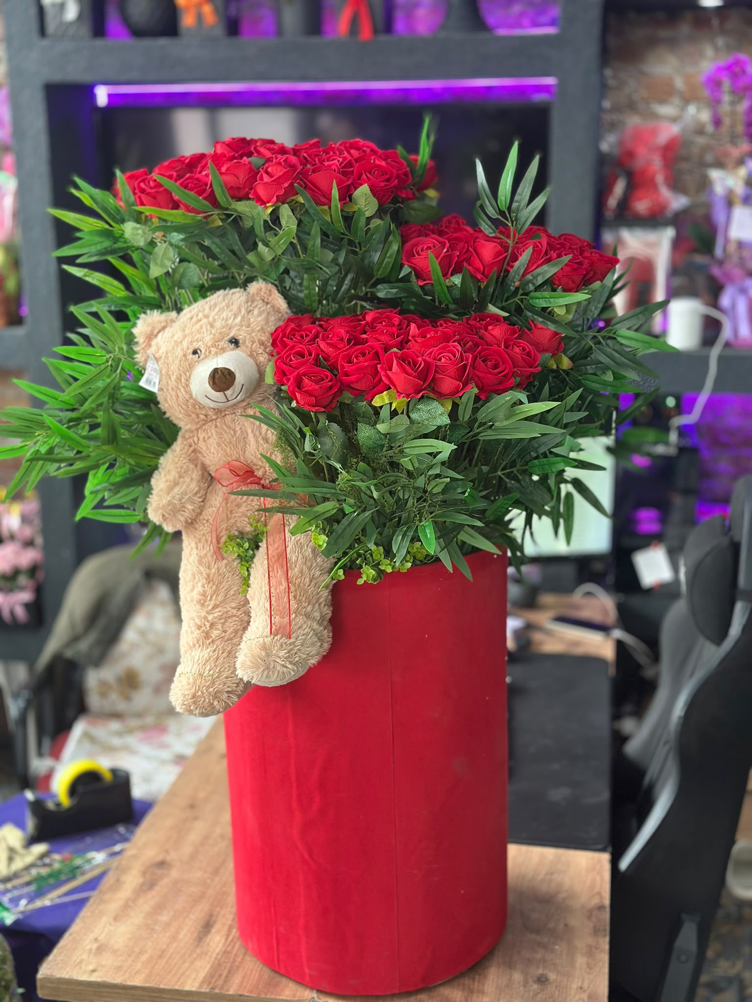 Devasa Kutuda Kalıcı Güller ve Peluş Ayı